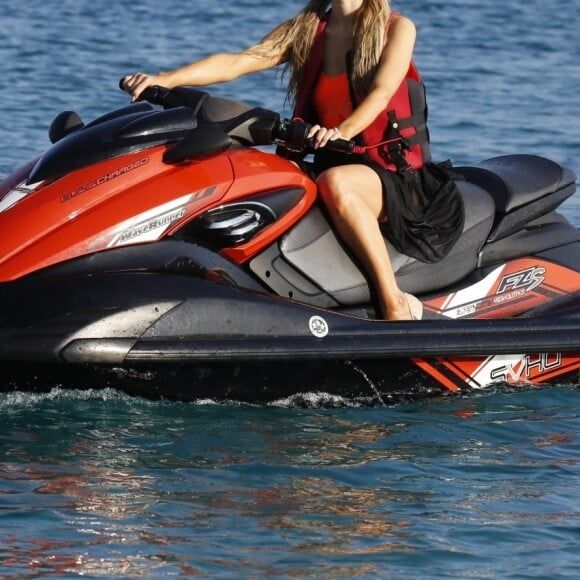 Paris Hilton et son fiancé Chris Zylka font du jet ski au large de Mykonos en Grèce, le 10 juillet 2018.