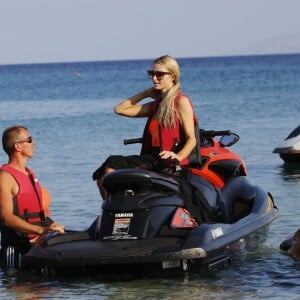 Paris Hilton et son fiancé Chris Zylka font du jet ski au large de Mykonos en Grèce, le 10 juillet 2018.