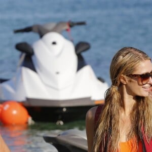 Paris Hilton et son fiancé Chris Zylka font du jet ski au large de Mykonos en Grèce, le 10 juillet 2018.