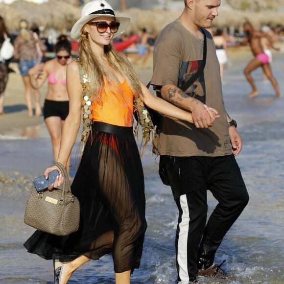 Paris Hilton et son fiancé Chris Zylka font du jet ski au large de Mykonos en Grèce, le 10 juillet 2018.