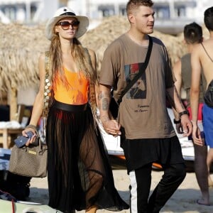 Paris Hilton et son fiancé Chris Zylka font du jet ski au large de Mykonos en Grèce, le 10 juillet 2018.