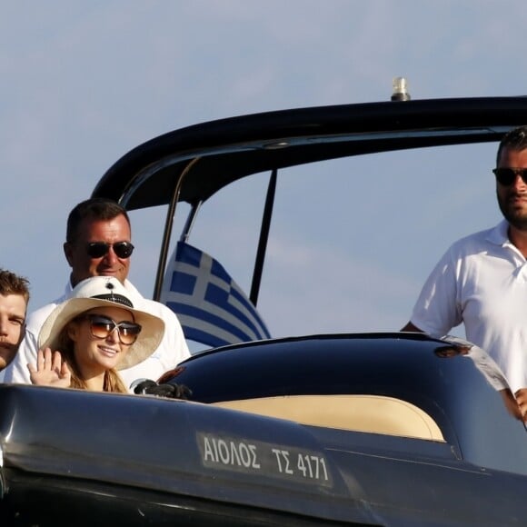 Paris Hilton et son fiancé Chris Zylka font du jet ski au large de Mykonos en Grèce, le 10 juillet 2018.