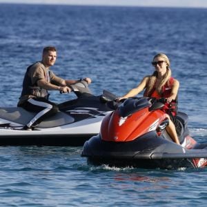 Paris Hilton et son fiancé Chris Zylka font du jet ski au large de Mykonos en Grèce, le 10 juillet 2018.