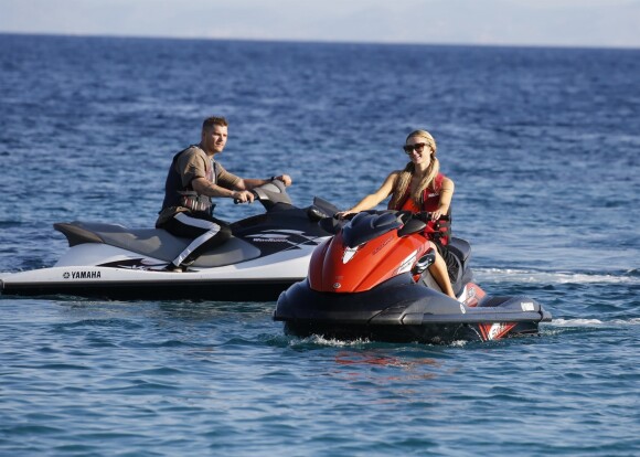 Paris Hilton et son fiancé Chris Zylka font du jet ski au large de Mykonos en Grèce, le 10 juillet 2018.