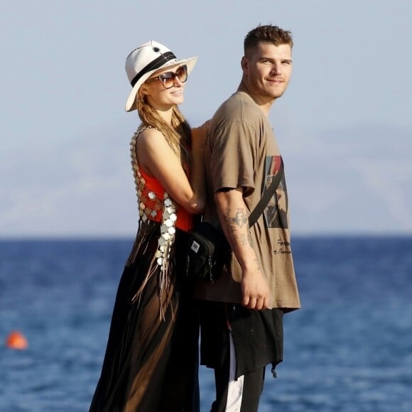 Paris Hilton et son fiancé Chris Zylka font du jet ski au large de Mykonos en Grèce, le 10 juillet 2018.