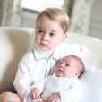  Le prince George et la princesse Charlotte de Cambridge adorables dans les premières photos (réalisées par Kate Middleton) révélées, en juin 2015, par le duc et la duchesse de Cambridge. 