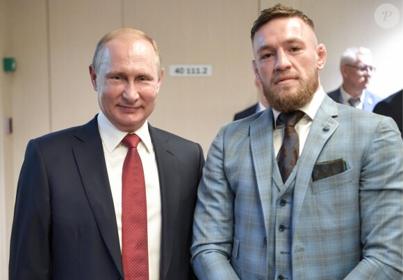 Vladimir Poutine avec Conor McGregor lors de la finale de la Coupe du monde de football à Moscou le 15 juillet 2018.