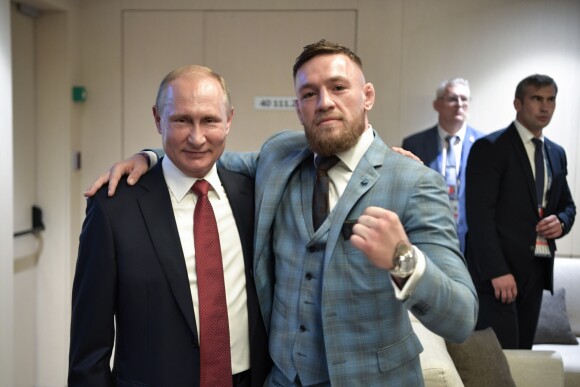 Vladimir Poutine avec Conor McGregor lors de la finale de la Coupe du monde de football à Moscou le 15 juillet 2018.