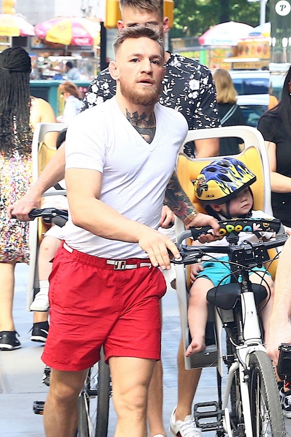 Exclusif - Conor McGregor se promène à Vélo en famille à New York le 15 juin 2018.