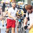 Exclusif - Conor McGregor se promène à Vélo en famille à New York le 15 juin 2018.