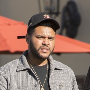 Exclusif - The Weeknd se balade avec des amis à Calabasas, Californie, Etats-Unis, le 7 février 2018.