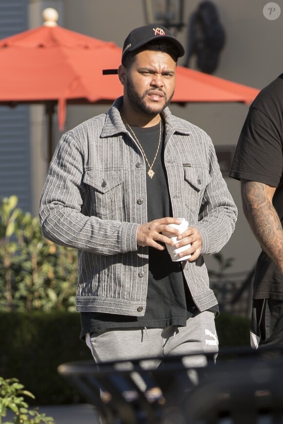 Exclusif - The Weeknd se balade avec des amis à Calabasas, Californie, Etats-Unis, le 7 février 2018.