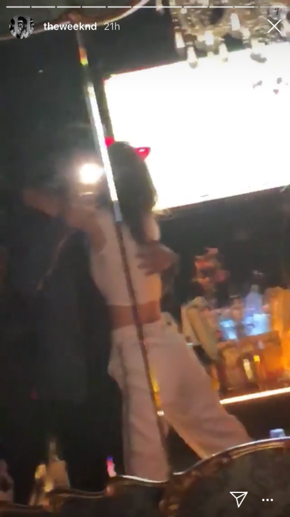 The Weeknd et Bella Hadid s'enlacent lors d'une soirée karaoké avec leurs amis le 22 juillet 2018