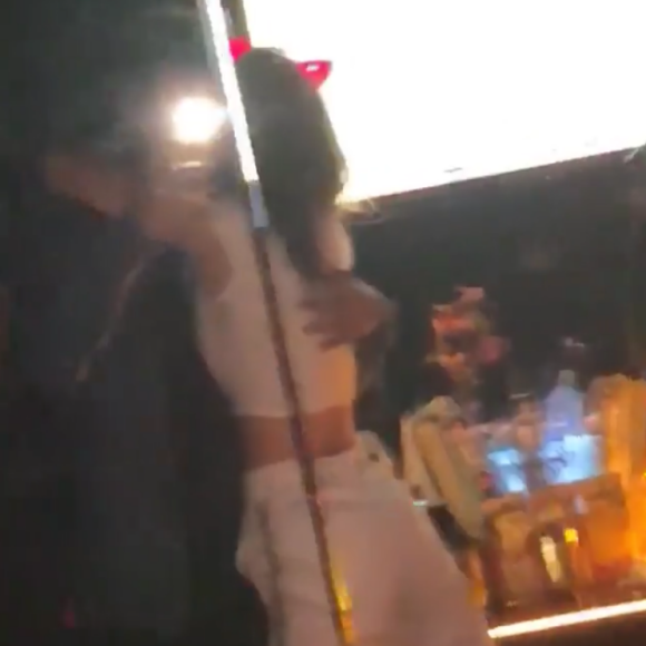 The Weeknd et Bella Hadid s'enlacent lors d'une soirée karaoké avec leurs amis le 22 juillet 2018