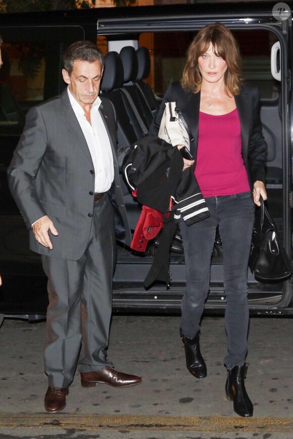 Carla Bruni-Sarkozy quitte son hôtel pour arriver à son concert au théâtre Pallas avec son mari Nicolas Sarkozy à Athènes, Grèce, le 23 octobre 2017.