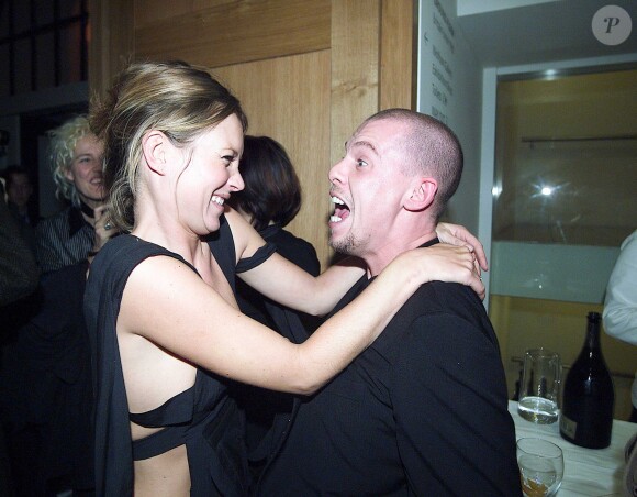Kate Moss et Alexander McQueen lors d'une exposition à Londres. Le 29 janvier 2002