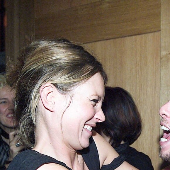 Kate Moss et Alexander McQueen lors d'une exposition à Londres. Le 29 janvier 2002