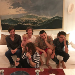 Mick Jagger avec James, Lucas, Gabriel et le petit Deveraux, pour ses 75 ans le 26 juillet 2018.