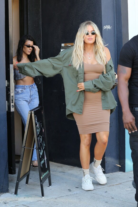Los Angeles, CA - The OG Kardashian Krew &8212; Kourtney, Kim and Khloe &8212; visit Paint & Sip Studio LA with a film crew in tow to film segments for their reality show 'Keeping Up With the Kardashians.' Khloe showed off her post-baby body in a tight fitting dress, while Kourtney showed off her fit abs in a funky plaid crop top and Kim sported a tank top and khaki-inspired pants. Kourtney Kardashian, Khloe Kardashian - Arrivée et sortie des soeurs Kardashians d'un studio d'enregistrement à Los Angeles, le 23 juillet 2018  Reality stars Kim and Khloe Karrdashian are seen arriving at an art studio in Los Angeles. 23rd july 201823/07/2018 - Los Angeles