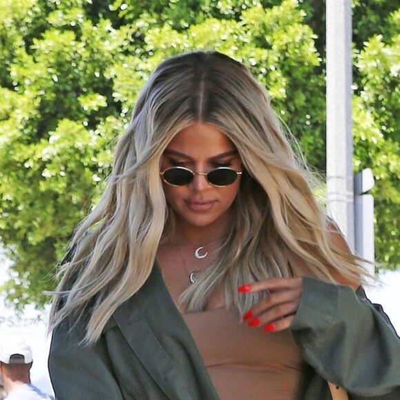 Khloe Karrdashian - Arrivée et sortie des soeurs Kardashians d'un studio d'enregistrement à Los Angeles, le 23 juillet 2018  Reality stars Kim and Khloe Karrdashian are seen arriving at an art studio in Los Angeles. 23rd july 201823/07/2018 - Los Angeles