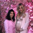 Kourtney Kardashian et sa soeur Khloé (enceinte de sa fille True Thompson) en mars 2018.