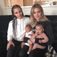 Kim et Khloé Kardashian avec leurs filles respectivement, Chicago et True. Photo postée le 27 juin 2018.