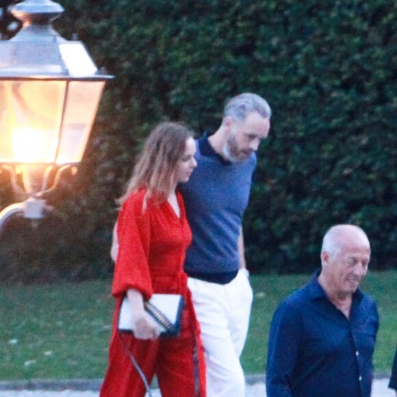 Stella McCartney et son mari Alasdhair Willis vont dîner avec des amis au restaurant Villa D'Este sur le lac de Côme en Italie le 28 juillet 2018.