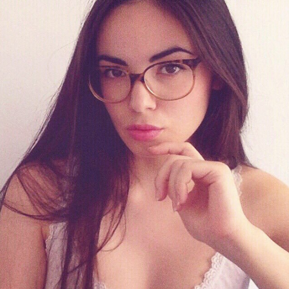 Agathe Auproux avec les cheveux longs sur d'anciennes photos. Juillet 2018.