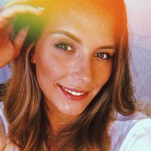 Camille Cerf souriante sur Instagram - 30 juin 2018