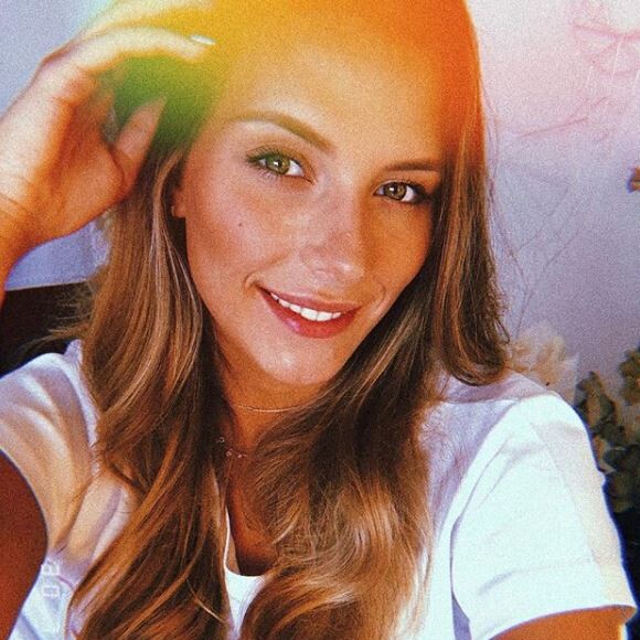 Camille Cerf souriante sur Instagram - 30 juin 2018