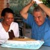 Tony Bullimore et son épouse Lalel - le navigateur célèbre son 58e anniversaire à Perth, en Australie, le 15 janvier 1997, après son sauvetage. 