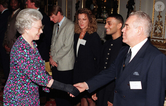 Tony Bullimore et la reine Elizabeth II à Londres, le 17 février 1997.