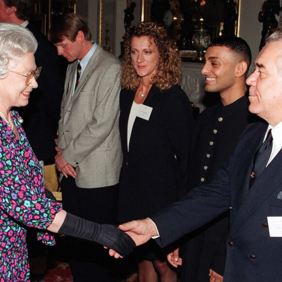 Tony Bullimore et la reine Elizabeth II à Londres, le 17 février 1997.