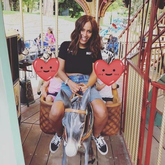 Amel Bent avec ses filles au Jardin d'acclimatation le 20 juillet 2018.