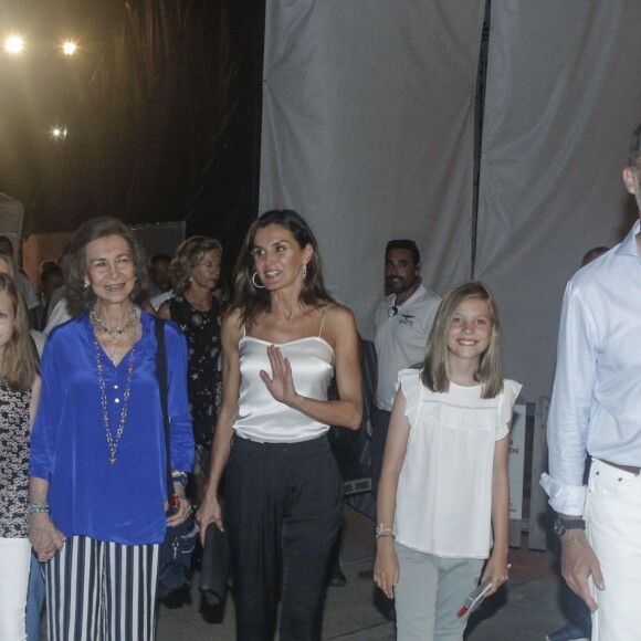 Le roi Felipe VI d'Espagne, la reine Letizia, la reine Sofia, la princesse Leonor des Asturies, l'infante Sofia, l'infante Elena et la princesse Irene de Grèce et de Danemark étaient de sortie le 1er août 2018 à Port Adriano, à El Toro sur l'île de Majorque, pour un récital du violoniste Ara Malikian dans le cadre d'un festival de musique.