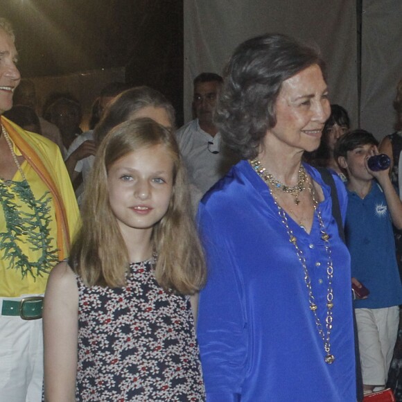 Le roi Felipe VI d'Espagne, la reine Letizia, la reine Sofia, la princesse Leonor des Asturies, l'infante Sofia, l'infante Elena et la princesse Irene de Grèce et de Danemark étaient de sortie le 1er août 2018 à Port Adriano, à El Toro sur l'île de Majorque, pour un récital du violoniste Ara Malikian dans le cadre d'un festival de musique.