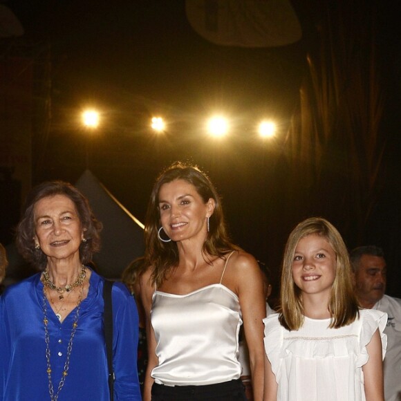 Le roi Felipe VI d'Espagne, la reine Letizia, la reine Sofia, la princesse Leonor des Asturies, l'infante Sofia, l'infante Elena et la princesse Irene de Grèce et de Danemark étaient de sortie le 1er août 2018 à Port Adriano, à El Toro sur l'île de Majorque, pour un récital du violoniste Ara Malikian dans le cadre d'un festival de musique.