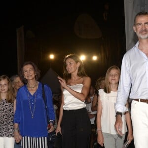 Le roi Felipe VI d'Espagne, la reine Letizia, la reine Sofia, la princesse Leonor des Asturies, l'infante Sofia, l'infante Elena et la princesse Irene de Grèce et de Danemark étaient de sortie le 1er août 2018 à Port Adriano, à El Toro sur l'île de Majorque, pour un récital du violoniste Ara Malikian dans le cadre d'un festival de musique.