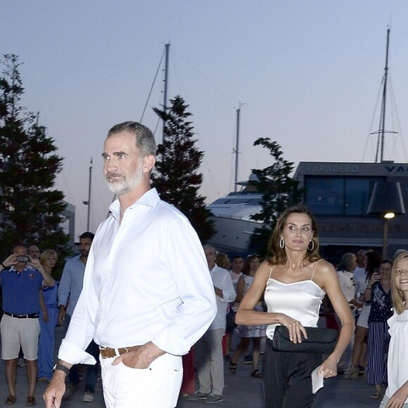 La reine Letizia et le roi Felipe VI d'Espagne, la reine Sofia, la princesse Leonor des Asturies, l'infante Sofia, l'infante Elena et la princesse Irene de Grèce et de Danemark étaient de sortie le 1er août 2018 à Port Adriano, à El Toro sur l'île de Majorque, pour un concert du violoniste Ara Malikian dans le cadre d'un festival de musique.