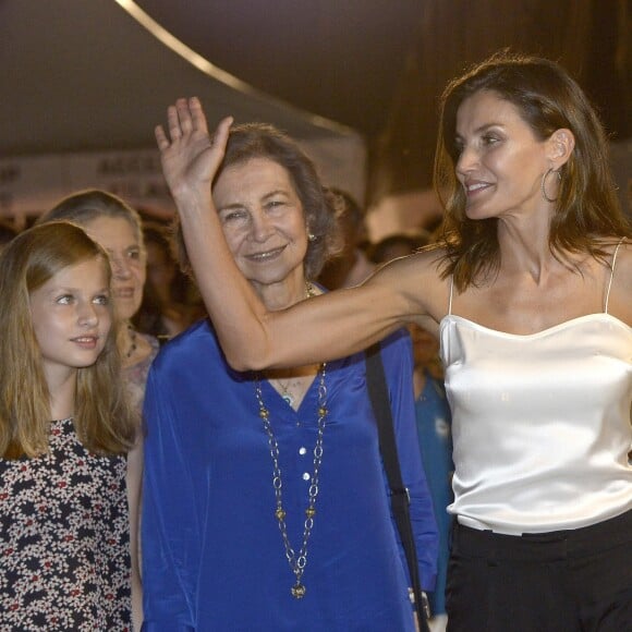 Leonor des Asturies et les reines Sofia et Letizia d'Espagne. La reine Letizia et le roi Felipe VI d'Espagne, la reine Sofia, la princesse Leonor des Asturies, l'infante Sofia, l'infante Elena et la princesse Irene de Grèce et de Danemark étaient de sortie le 1er août 2018 à Port Adriano, à El Toro sur l'île de Majorque, pour un concert du violoniste Ara Malikian dans le cadre d'un festival de musique.