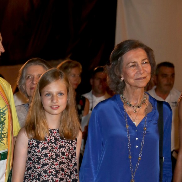 La reine Letizia et le roi Felipe VI d'Espagne, la reine Sofia, la princesse Leonor des Asturies, l'infante Sofia, l'infante Elena et la princesse Irene de Grèce et de Danemark étaient de sortie le 1er août 2018 à Port Adriano, à El Toro sur l'île de Majorque, pour un concert du violoniste Ara Malikian dans le cadre d'un festival de musique.