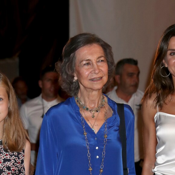 La reine Letizia et le roi Felipe VI d'Espagne, la reine Sofia, la princesse Leonor des Asturies, l'infante Sofia, l'infante Elena et la princesse Irene de Grèce et de Danemark étaient de sortie le 1er août 2018 à Port Adriano, à El Toro sur l'île de Majorque, pour un concert du violoniste Ara Malikian dans le cadre d'un festival de musique.