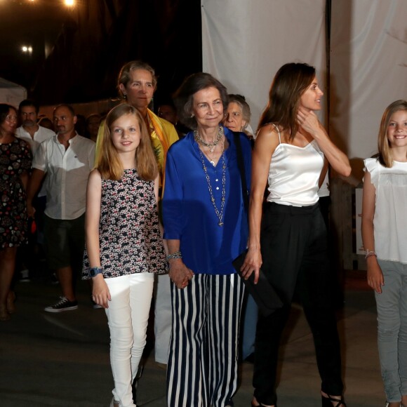 La reine Letizia et le roi Felipe VI d'Espagne, la reine Sofia, la princesse Leonor des Asturies, l'infante Sofia, l'infante Elena et la princesse Irene de Grèce et de Danemark étaient de sortie le 1er août 2018 à Port Adriano, à El Toro sur l'île de Majorque, pour un concert du violoniste Ara Malikian dans le cadre d'un festival de musique.
