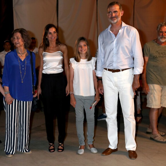 La reine Letizia et le roi Felipe VI d'Espagne, la reine Sofia, la princesse Leonor des Asturies, l'infante Sofia, l'infante Elena et la princesse Irene de Grèce et de Danemark étaient de sortie le 1er août 2018 à Port Adriano, à El Toro sur l'île de Majorque, pour un concert du violoniste Ara Malikian dans le cadre d'un festival de musique.