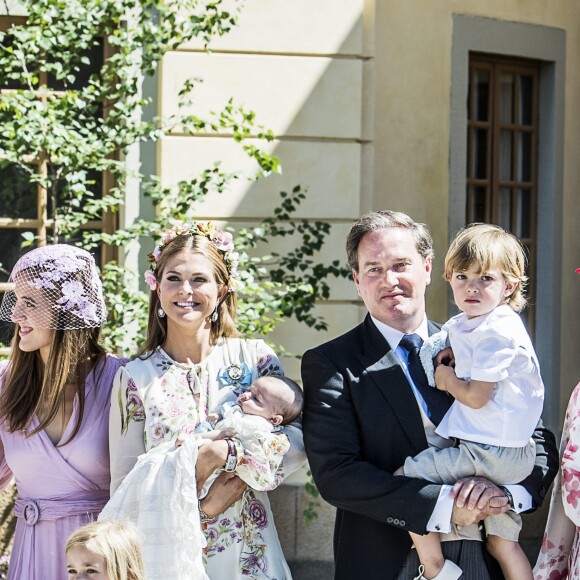 La princesse Madeleine de Suède et Christopher O'Neill lors du baptême de leur fille Adrienne, en compagnie de leurs deux autres enfants, la princesse Leonore et le prince Nicolas, à Stockholm le 8 juin 2018.