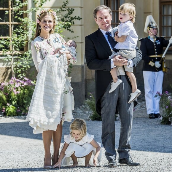 La princesse Madeleine de Suède et Christopher O'Neill lors du baptême de leur fille Adrienne, en compagnie de leurs deux autres enfants, la princesse Leonore et le prince Nicolas, à Stockholm le 8 juin 2018.