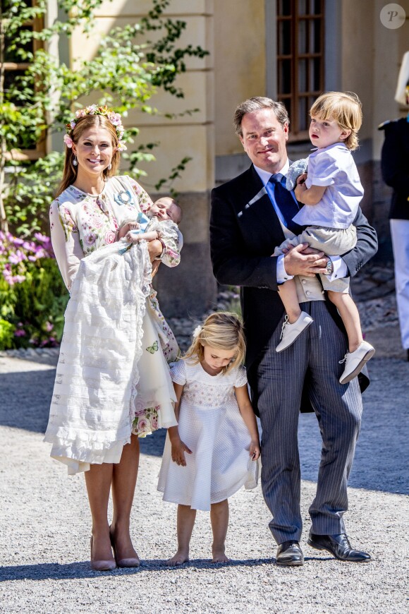 La princesse Madeleine de Suède et Christopher O'Neill lors du baptême de leur fille Adrienne, en compagnie de leurs deux autres enfants, la princesse Leonore et le prince Nicolas, à Stockholm le 8 juin 2018.