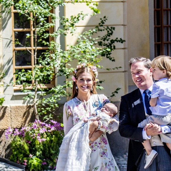 La princesse Madeleine de Suède et Christopher O'Neill lors du baptême de leur fille Adrienne, en compagnie de leurs deux autres enfants, la princesse Leonore et le prince Nicolas, à Stockholm le 8 juin 2018.