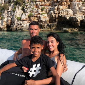 Cristiano Ronaldo et Georgina Rodriguez avec Cristiano Jr. en vacances en Grèce, photo Instagram du 10 juillet 2018