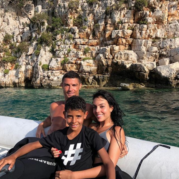 Cristiano Ronaldo et Georgina Rodriguez avec Cristiano Jr. en vacances en Grèce, photo Instagram du 10 juillet 2018